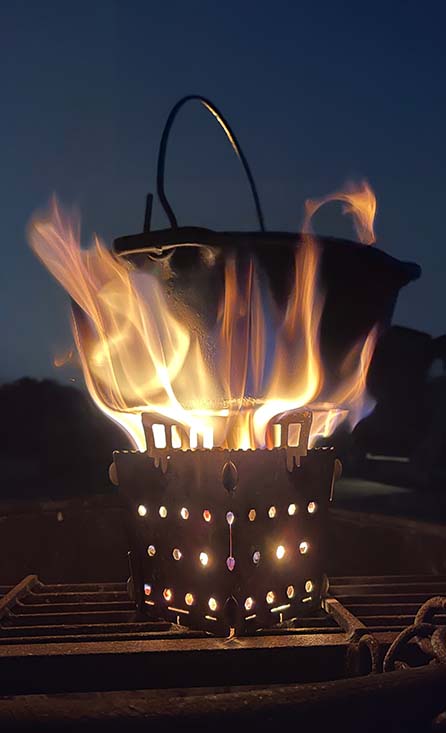 SIEGE Stove easily supports a full Dutch Oven